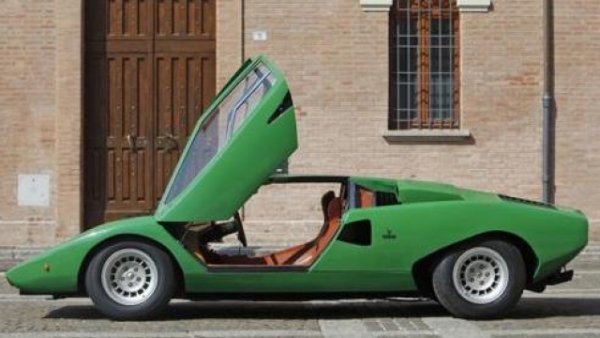 Девето място в класацията е за един от най-емблематичните и дълголетни суперавтомобили в историята на марката.  Сред първите, проектирани от  Марчело Гандини, който избира остри линии за каросерията с ножично отварящи се врати и прибиращи се фарове.

Производството започва през 1974 г. с Countach LP400 , който има 375 к.с., доставяни от 3929-кубиков V12 двигател, задвижван от карбуратор Weber с двоен дросел. Това му позволява да спринтира от 0 до 100 км/ч за 5,4 секунди и да достигне 315 км/ч . ChatGpt го нарича: „Една от най-емблематичните коли на 70-те и 80-те години, Countach има агресивен, футуристичен дизайн, който дефинира една ера. Проектиран от Марчело Гандини за Bertone, той е легенда на автомобилния дизайн“.

